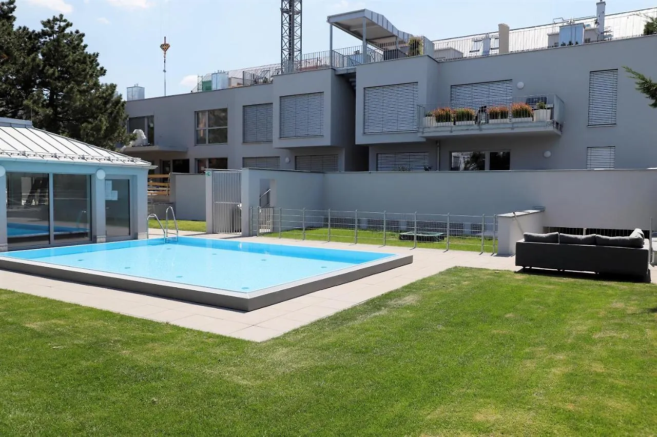 Yellow Flower Apartment With Pool - 5 Min To Lake Vienna