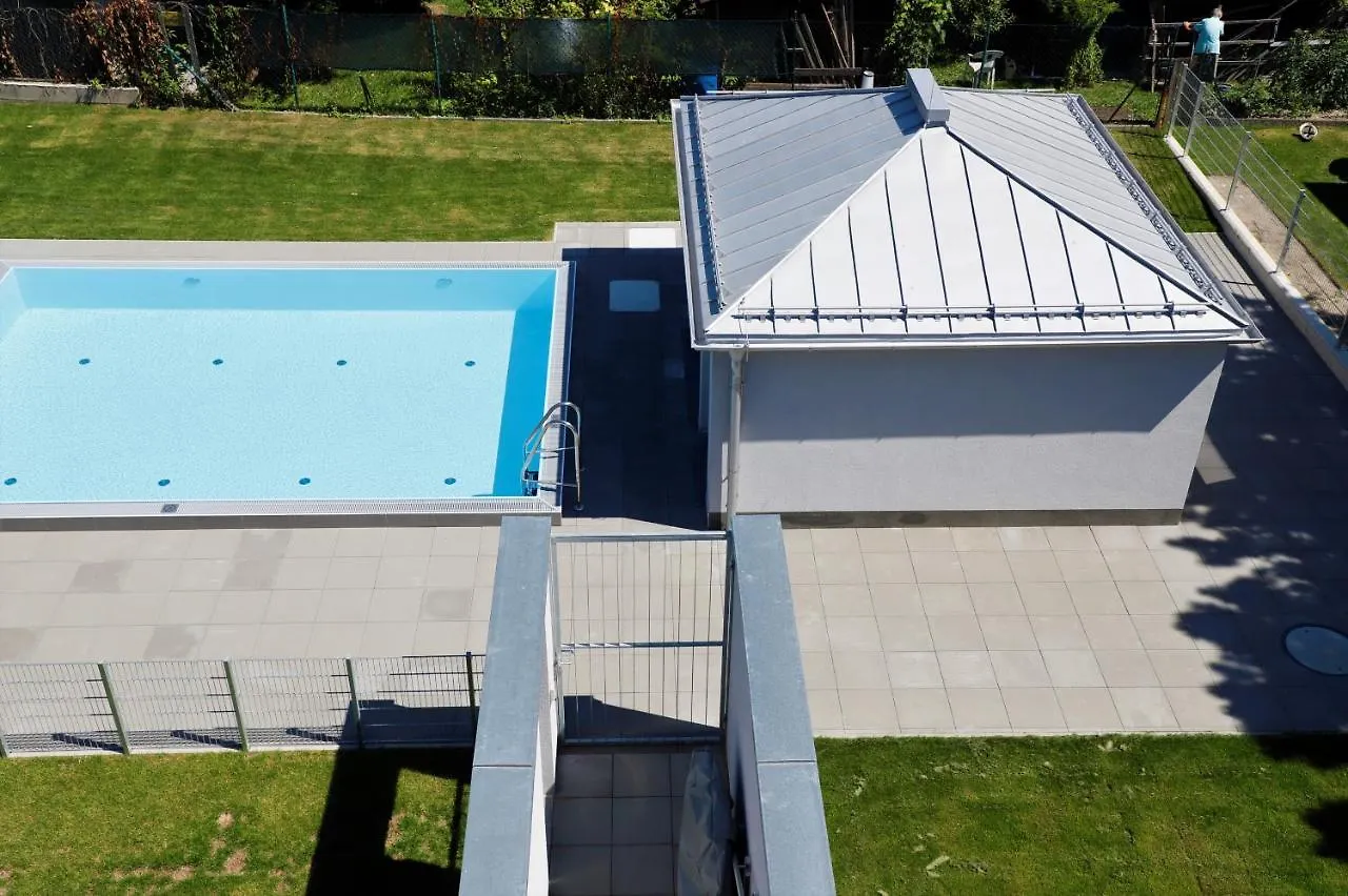 Yellow Flower Apartment With Pool - 5 Min To Lake Vienna 0*,