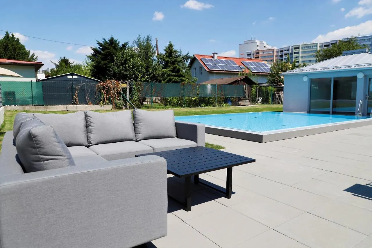 Yellow Flower Apartment With Pool - 5 Min To Lake Vienna