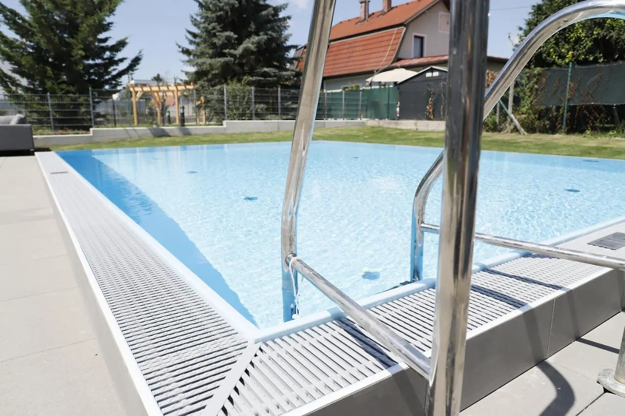 Yellow Flower Apartment With Pool - 5 Min To Lake Vienna