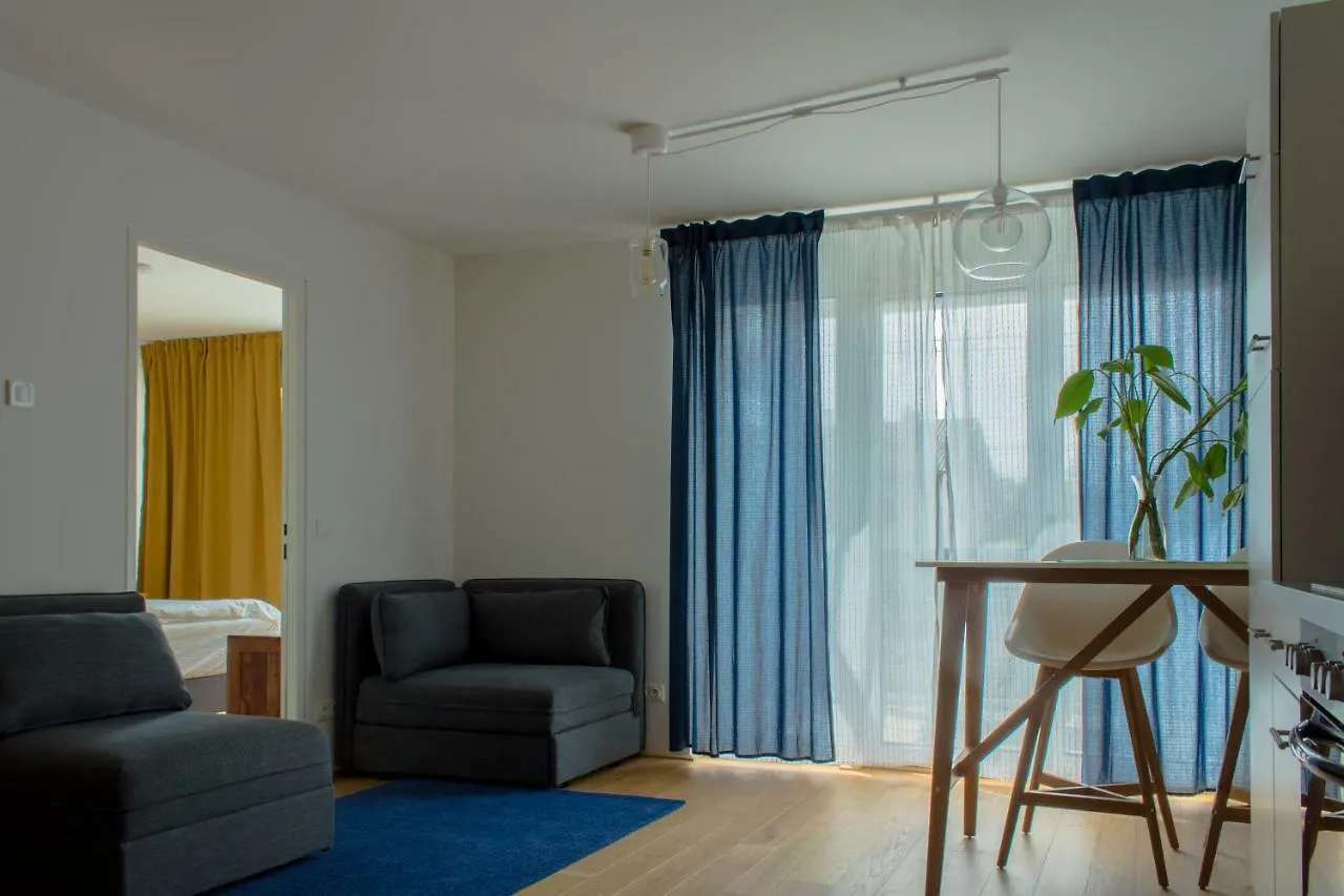 Yellow Flower Apartment With Pool - 5 Min To Lake Vienna