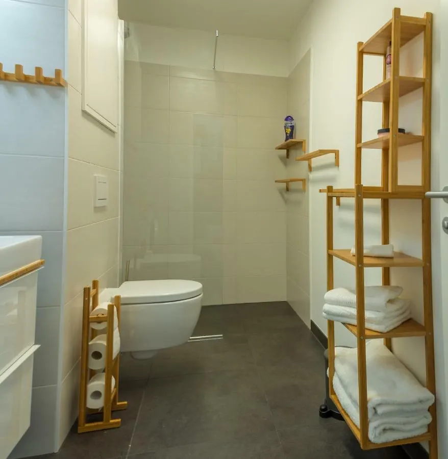 Yellow Flower Apartment With Pool - 5 Min To Lake Vienna