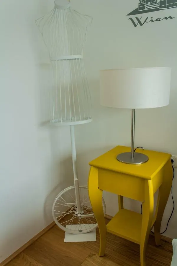 Yellow Flower Apartment With Pool - 5 Min To Lake Vienna 0*,