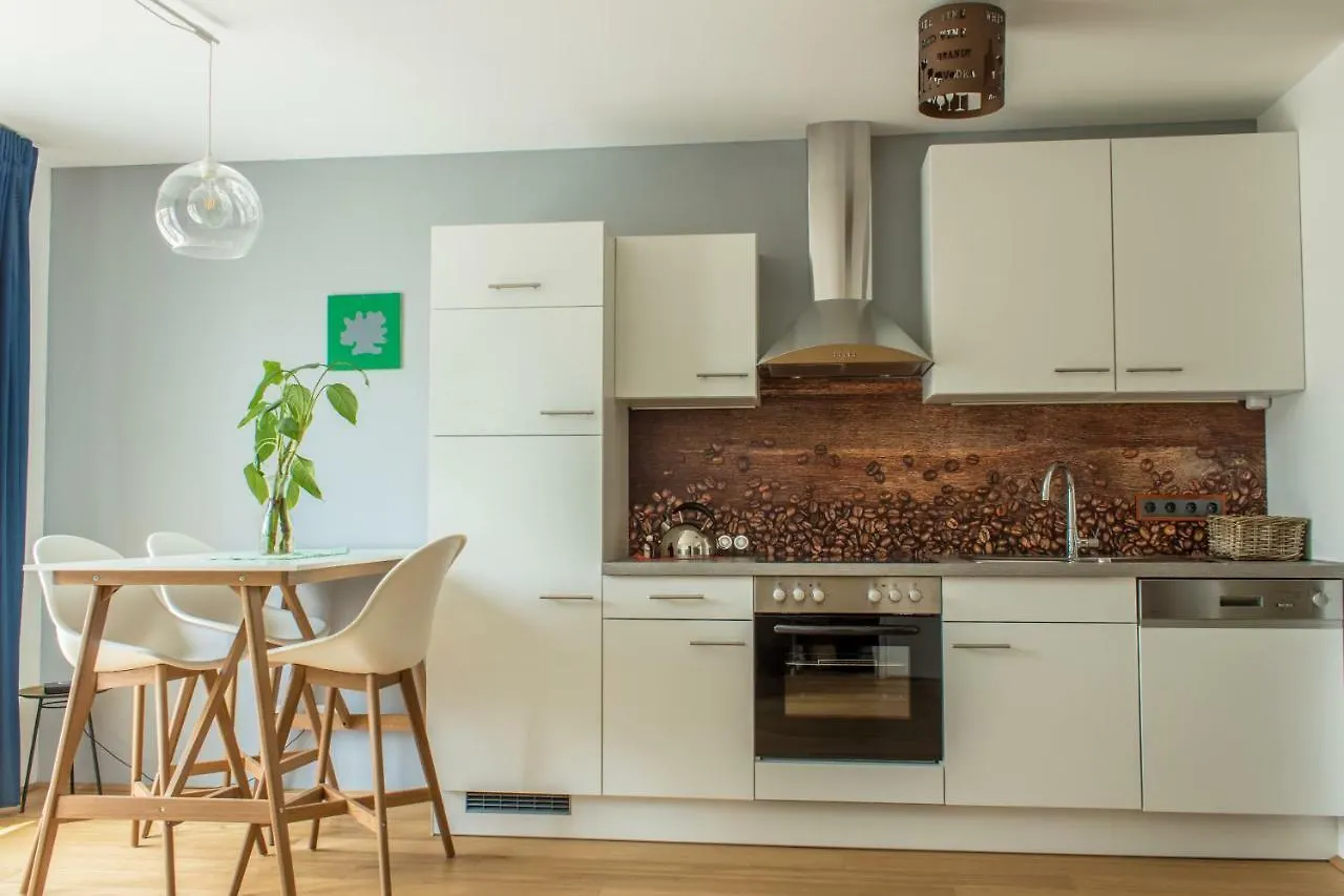 Yellow Flower Apartment With Pool - 5 Min To Lake Vienna
