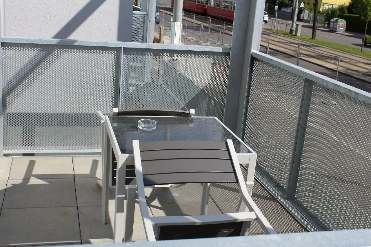 Yellow Flower Apartment With Pool - 5 Min To Lake Vienna