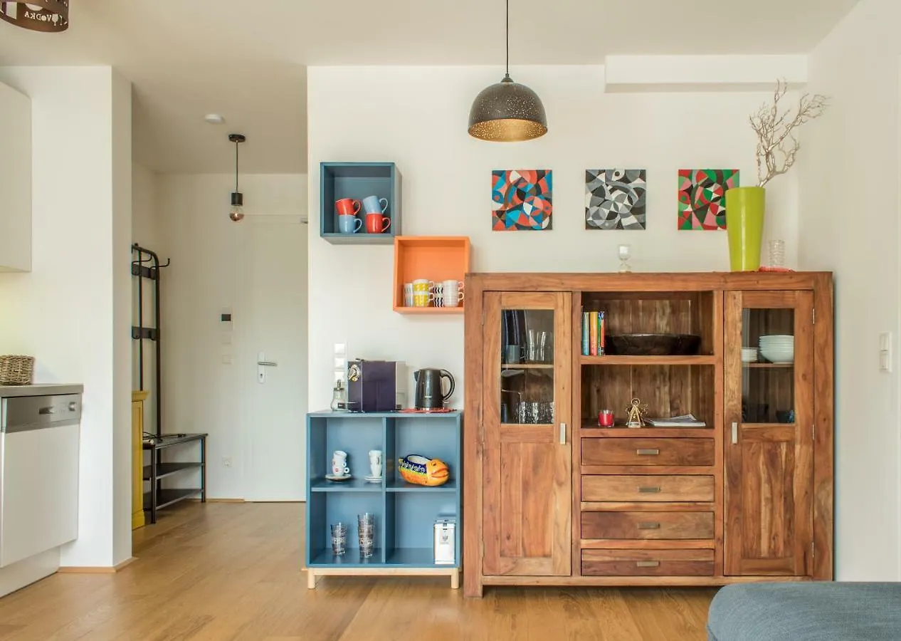 Yellow Flower Apartment With Pool - 5 Min To Lake Vienna