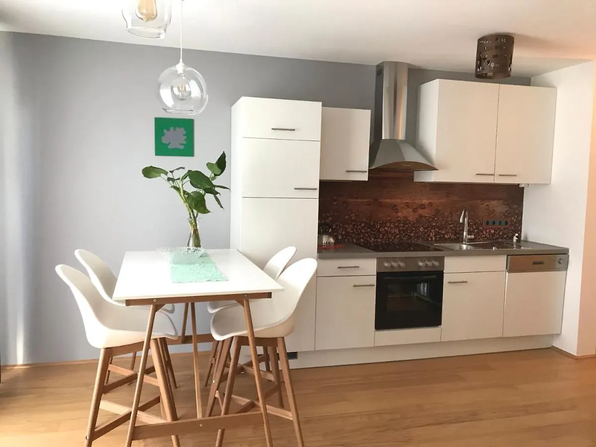 Yellow Flower Apartment With Pool - 5 Min To Lake Vienna
