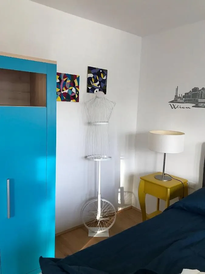 Yellow Flower Apartment With Pool - 5 Min To Lake Vienna