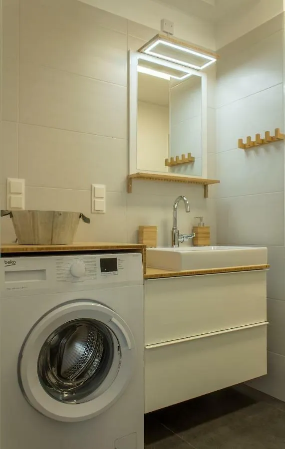 Yellow Flower Apartment With Pool - 5 Min To Lake Wiedeń