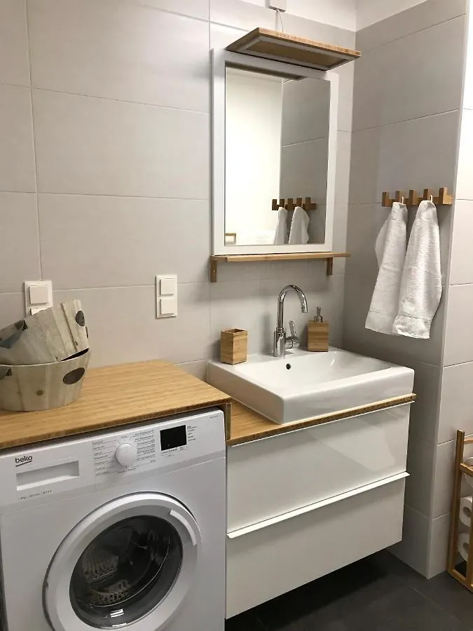 Yellow Flower Apartment With Pool - 5 Min To Lake Wiedeń